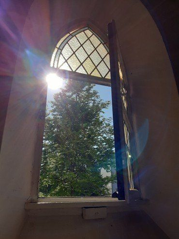 Geöffnetes Kirchenfenster